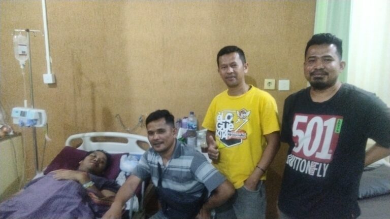 DPD PLC Kampar Menjenguk Om Teguh Maulana Bomba Lagi Terbaring Sakit di Rumah Sakit Bhayangkara Pekanbaru
