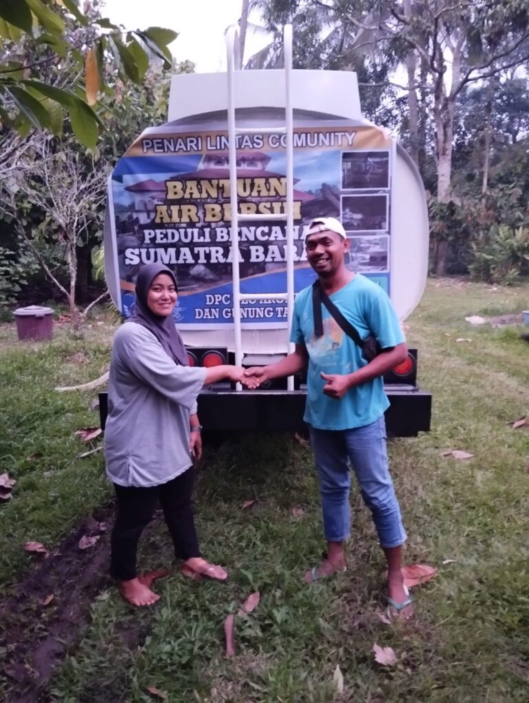 PLC DPC Arosuka dan PLC DPC Gunung Talang Salurkan Air Bersih Untuk Korban Bencana Alam Sumatera Barat